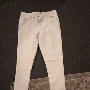 Sleek White Skinny Jeans with Modern Fit